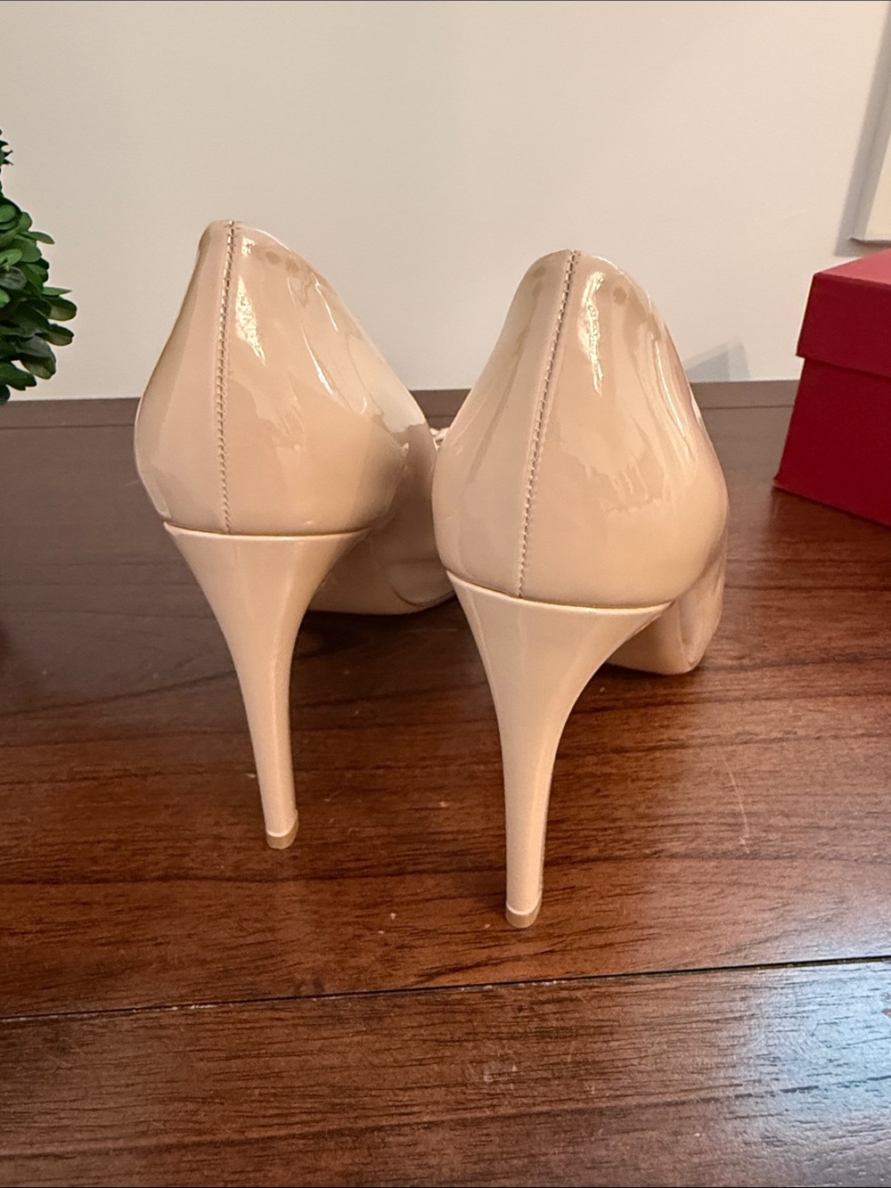 Salvatore Ferragamo Nude Patent Vara Bow Pointed Toe Pumps - Picture 3 of 4